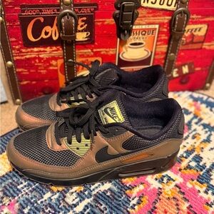 Nike Men's Black and Bronze Sneakers